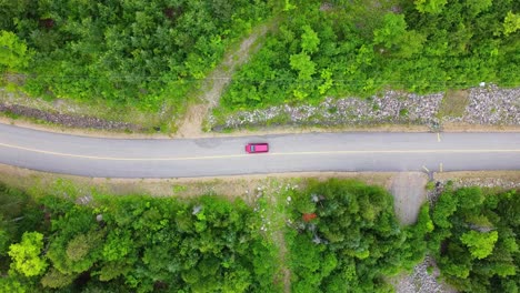 Imágenes-Aéreas-De-Un-Coche-Rojo-En-Una-Ruta-Escénica