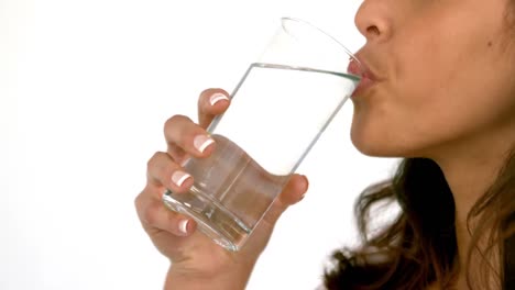 Mujer-Casual-Bebiendo-Un-Vaso-De-Agua