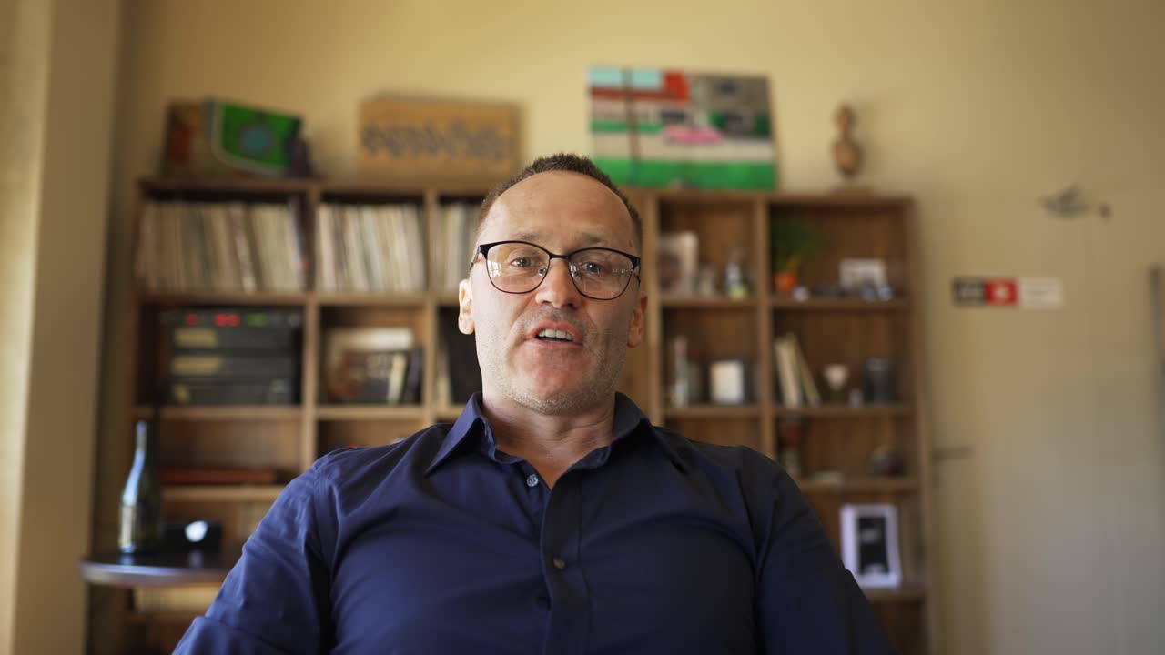 hombre de negocios con gafas se comunica en el portátil por enlace de video. discusión de asuntos importantes en línea