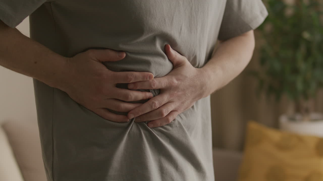 Primo piano di una persona che soffre di mal di stomaco