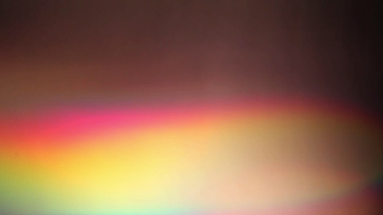 Fughe di luce astratte dinamiche con spettro colorato.