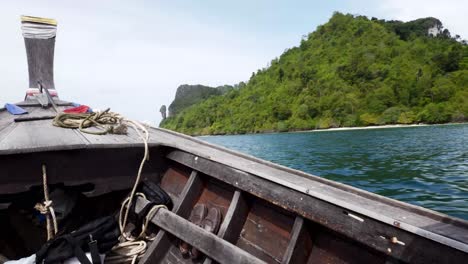 punto de vista del barco en movimiento y el fondo marino de aventura del viaje en barco turístico en krabi en tailandia en un claro día de verano con cielo azul