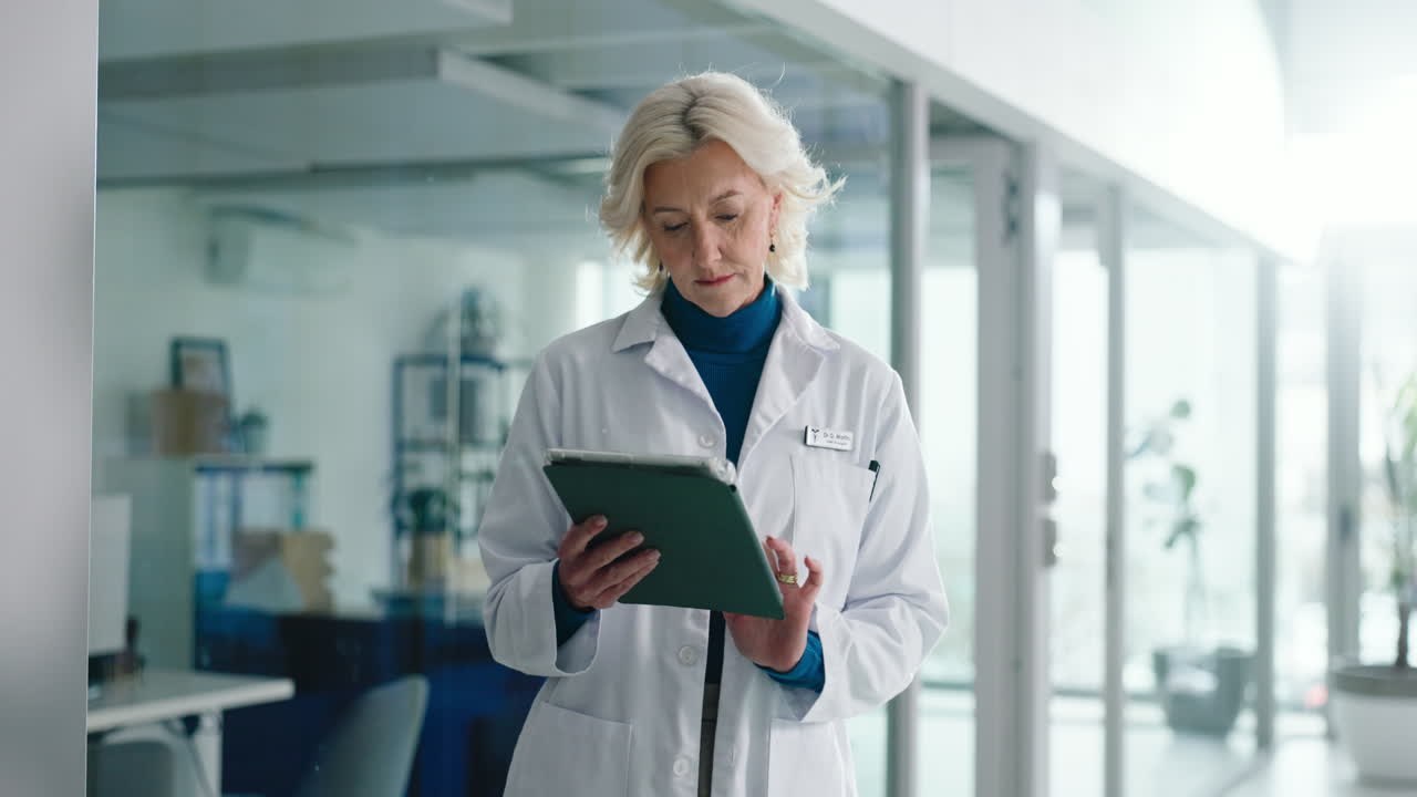 Medico donna matura che usa un tablet in ufficio