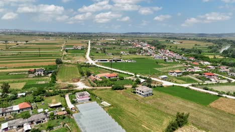 Kleine-Dorfhäuser-In-Der-Nähe-Von-Landwirtschaftlichen-Feldern