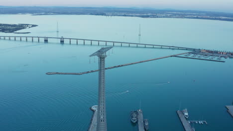 Antenne---Pylon-Von-Cádiz,-Schloss-Und-Brücke,-Cádiz,-Spanien,-Breiter-Absenkschuss