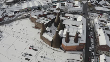 Vista-Aérea-De-Los-Famosos-Hornos-De-Botellas-En-El-Museo-De-Cerámica-De-Gladstone,-Cubiertos-De-Nieve-En-Un-Frío-Día-De-Invierno-Después-De-Una-Tormenta-De-Nieve-Repentina,-Fabricación-De-Cerámica,-Nieve-En-Stoke-On-Trent