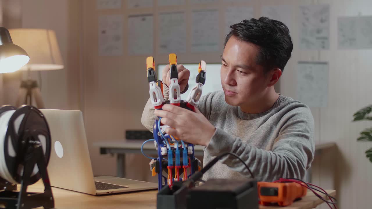 집에서 로 팔을 만드는 남자