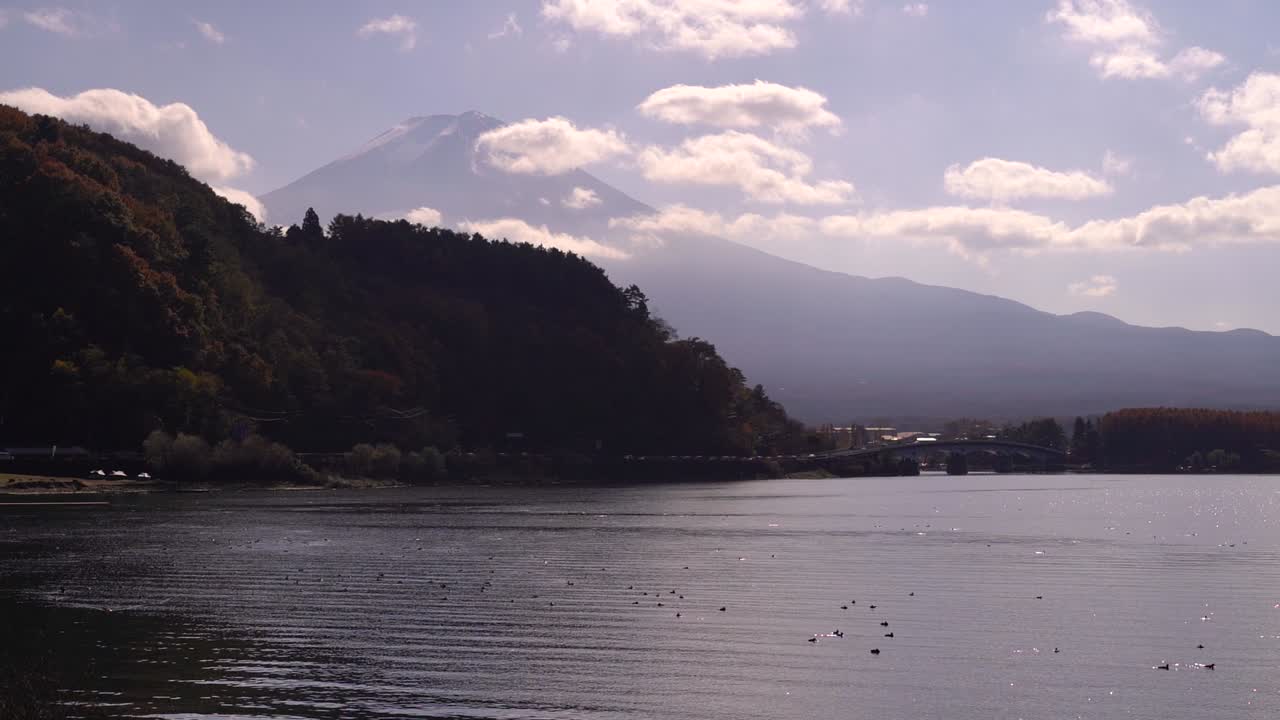 hermoso paisaje en el lago kawaguchiko en un día parcialmente nublado con el monte fuji