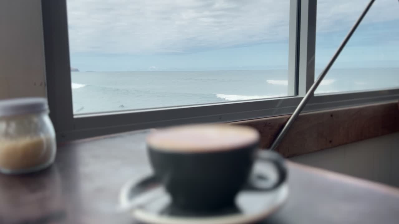 오션사이드 카페 내부 테이블에 카푸치노 한잔