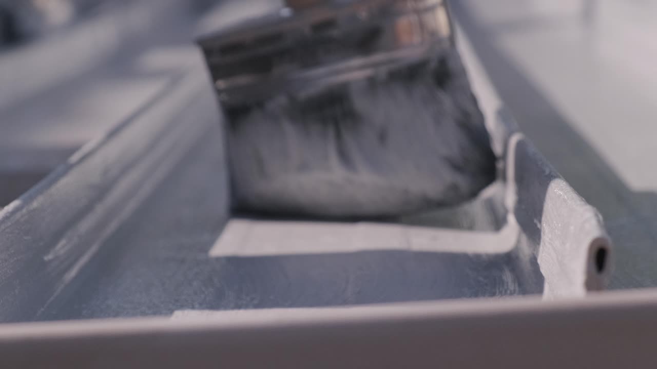 plano medio del techo siendo pintado