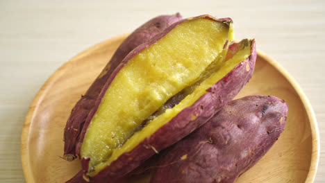 Grilled-or-baked-Japanese-sweet-potatoes-on-wood-plate---Japanese-food-style