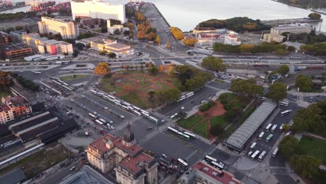 Vista-Panorámica-De-La-Plaza-De-La-Ciudad-Planificada-Y-Desarrollada-Alrededor-De-La-Antigua-Estación-De-Retiro-En-Buenos-Aires