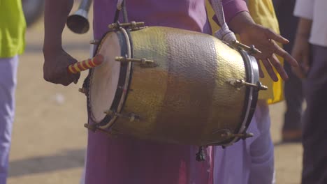 un hombre tocando la batería en el carnaval del pueblo