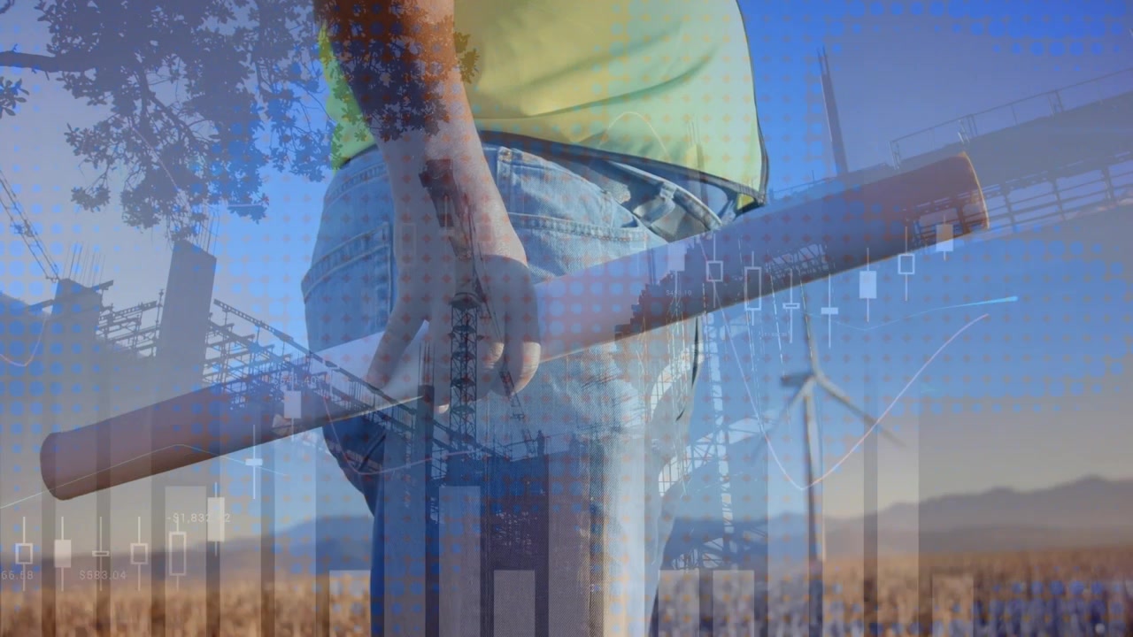 Ingeniero sosteniendo planos con superposición de construcción y datos