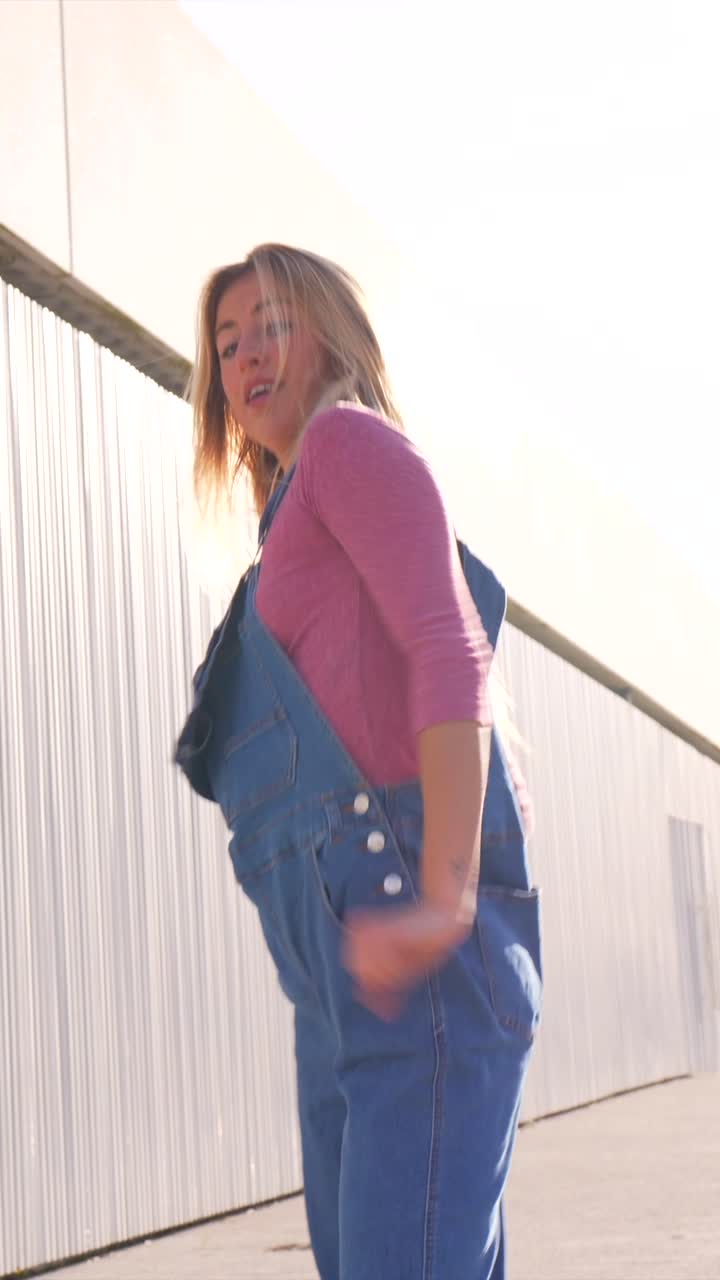 Donna che balla in tuta