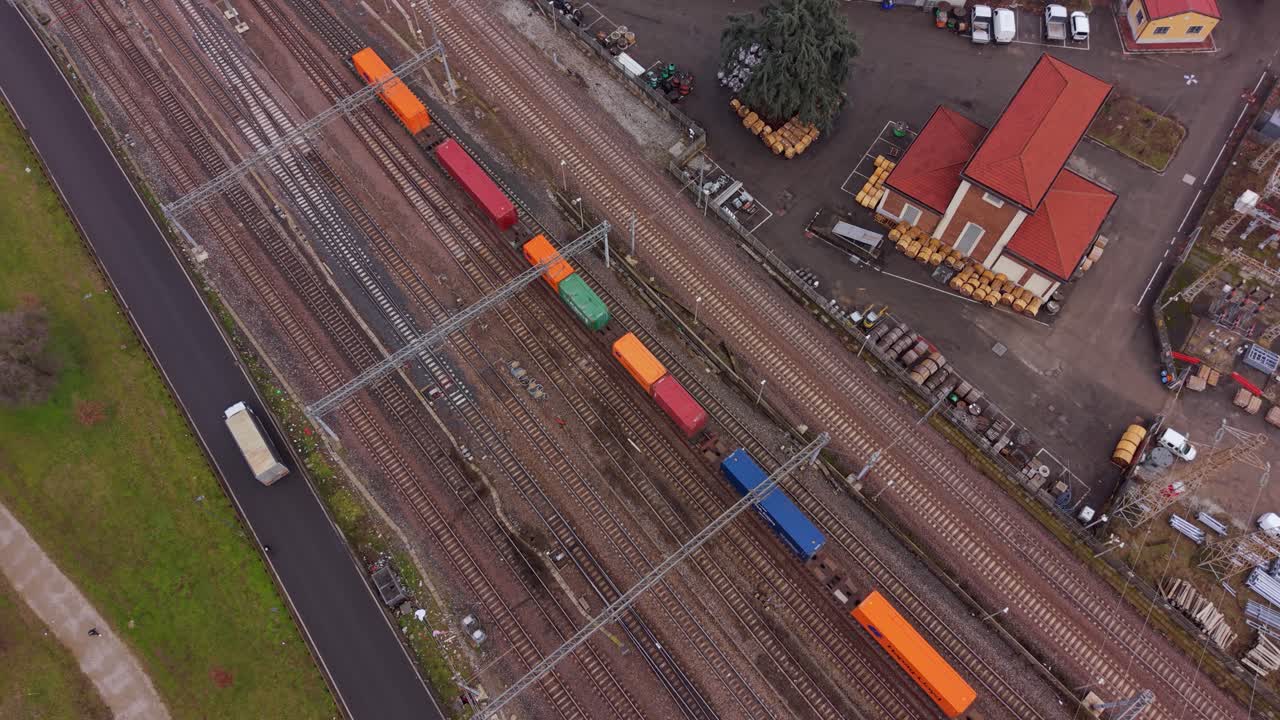 Zug fährt auf Eisenbahngleisen nahe Autobahnkreuz Mailand.