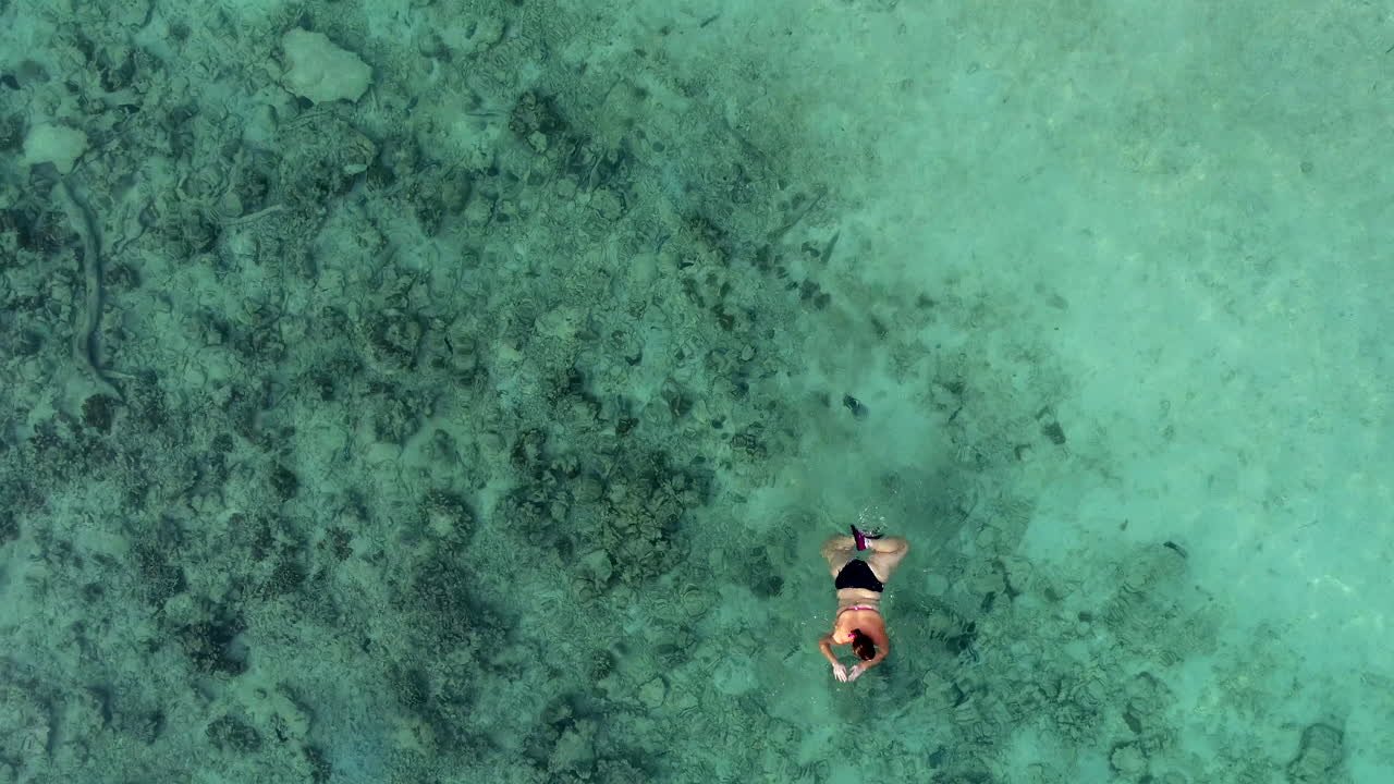 niña nadando en el mar