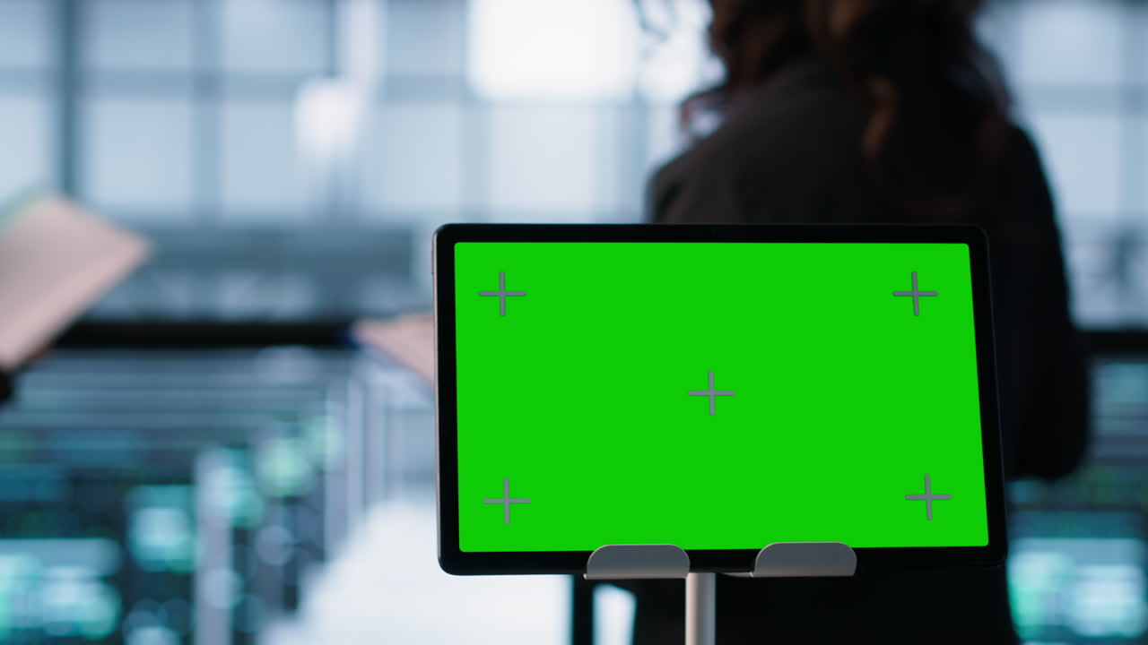 크로마 키 태블릿의 클로즈업은 서버  데이터 과학자 에 있습니다.
