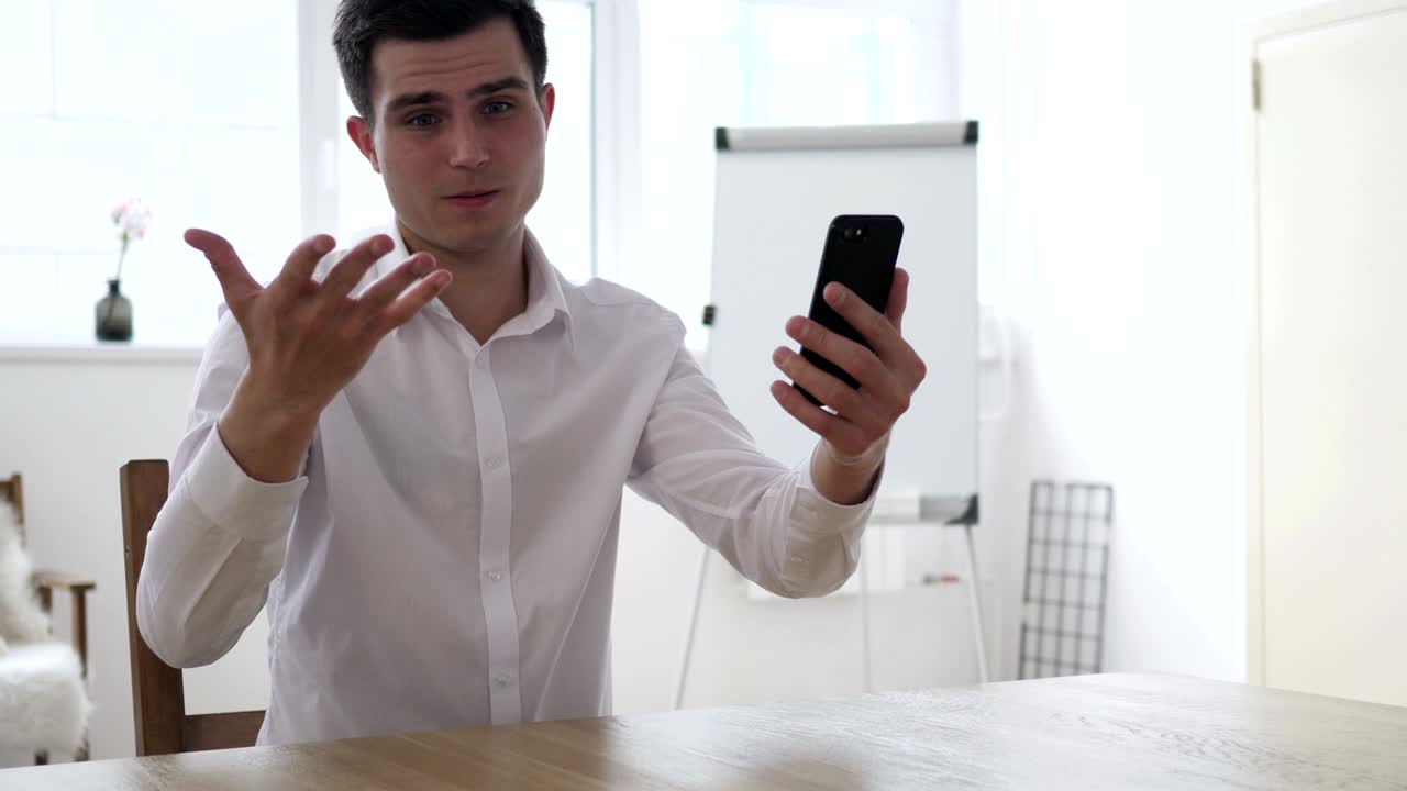 hombre de negocios molesto usando teléfono inteligente y reaccionando a la crisis