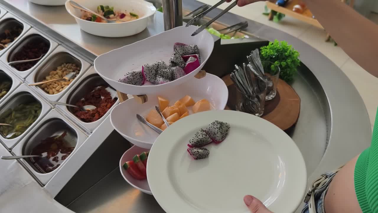 buffet con frutas de dragón y otras frutas