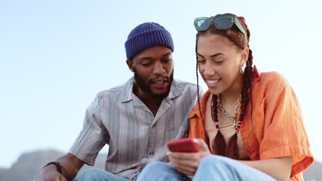 pareja, diversidad amor y teléfono en la naturaleza