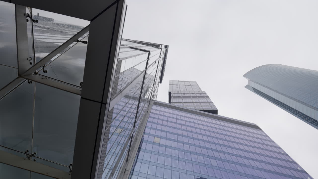 современные небоскребы в городе