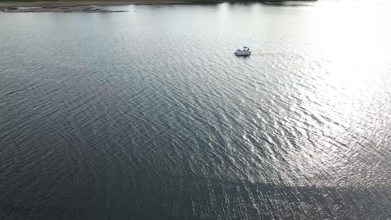 Ripresa aerea con drone di una barca pontone, inquadratura di rivelazione 60p