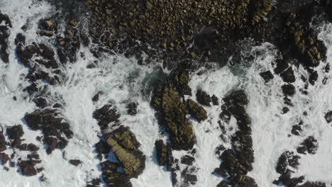 Retroceso-Cinematográfico-De-4k-De-Olas-Gigantes-Rompiendo-En-Rocas-Costeras