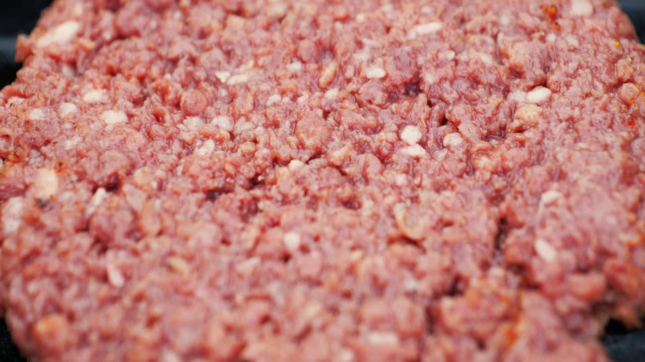 전기 그릴에 있는 바비큐 공장 기반의 불가능한 버거 패티는 그릴에 신선하게 놓인 단일 생 채식주의 패티를 아래로 패닝하는 극단적인 클로즈업 샷 - 영화 4k