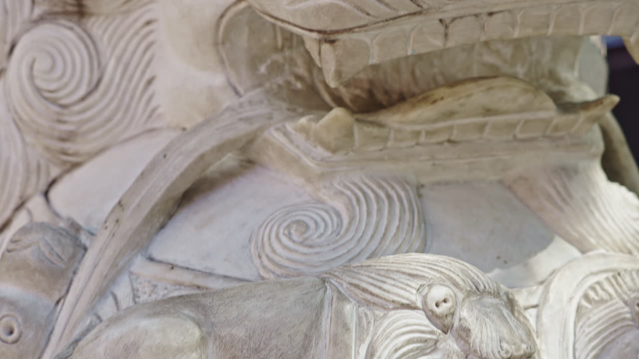 Primo piano di una tradizionale statua cinese in pietra di leone guardiano