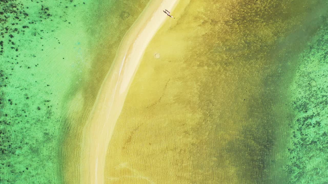 태국 얕은 석호의 청록색 노란색 잔잔한 물로 둘러싸인 하얀 모래 줄무늬가 있는 열대 섬의 화려한 해변