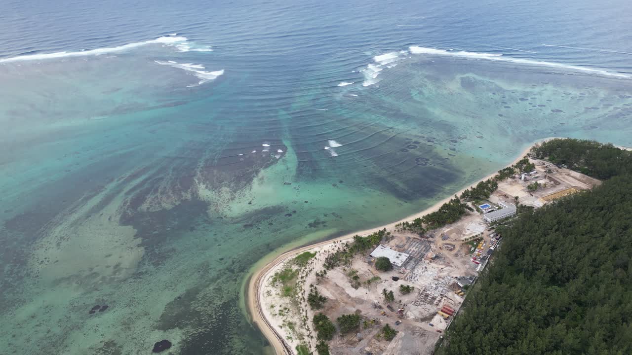 playa de arena junto al océano en una isla tropical, vista aérea