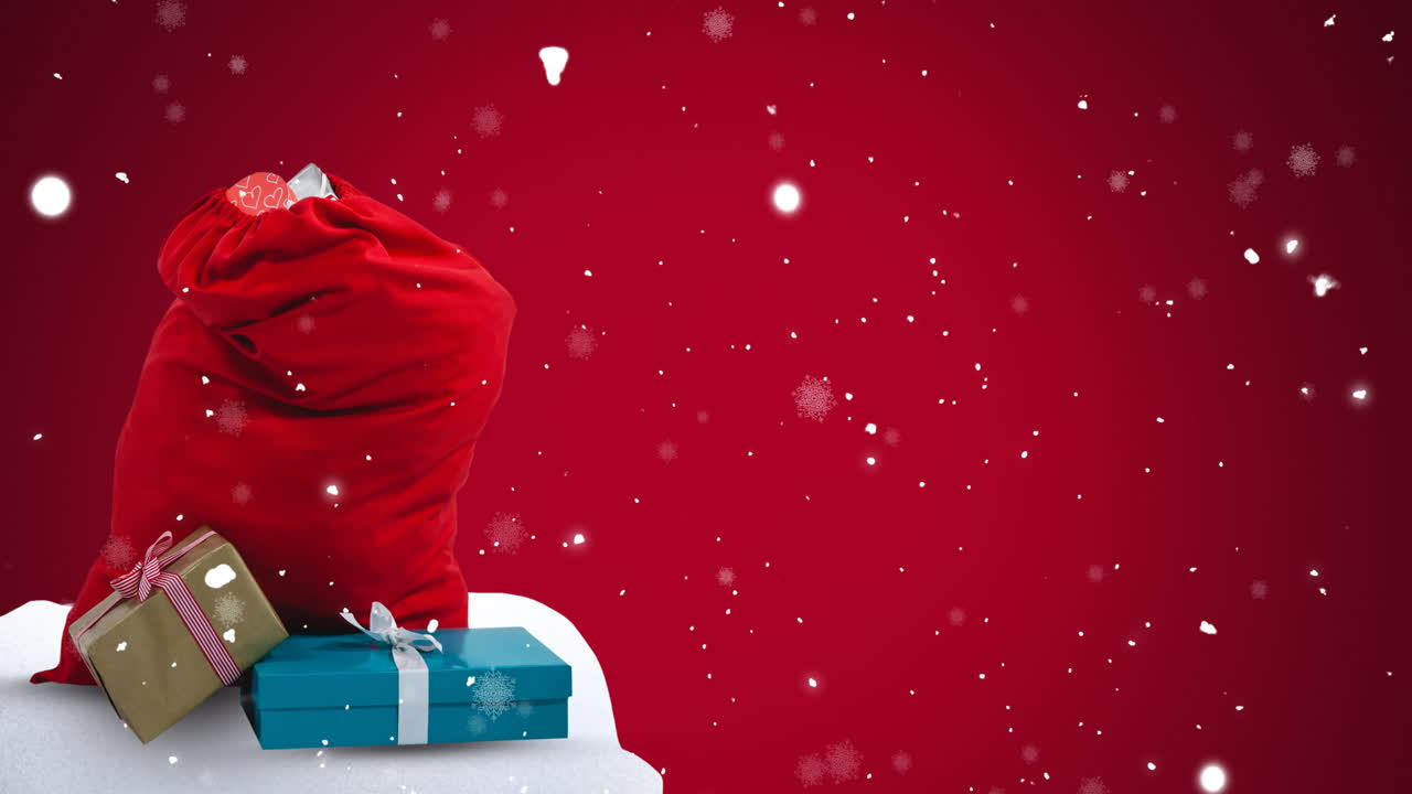 animación de nieve cayendo sobre regalos de navidad con espacio de copia en fondo rojo
