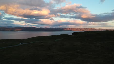 Golden-Hour-Schwenk-Drohnenaufnahme-Der-Schottischen-Berglandschaft