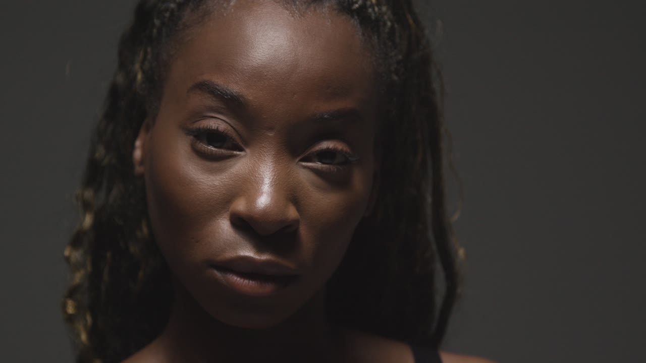 머리와 어깨의 아름다움: 회색 스튜디오 배경에 젊은 여성의 초상화