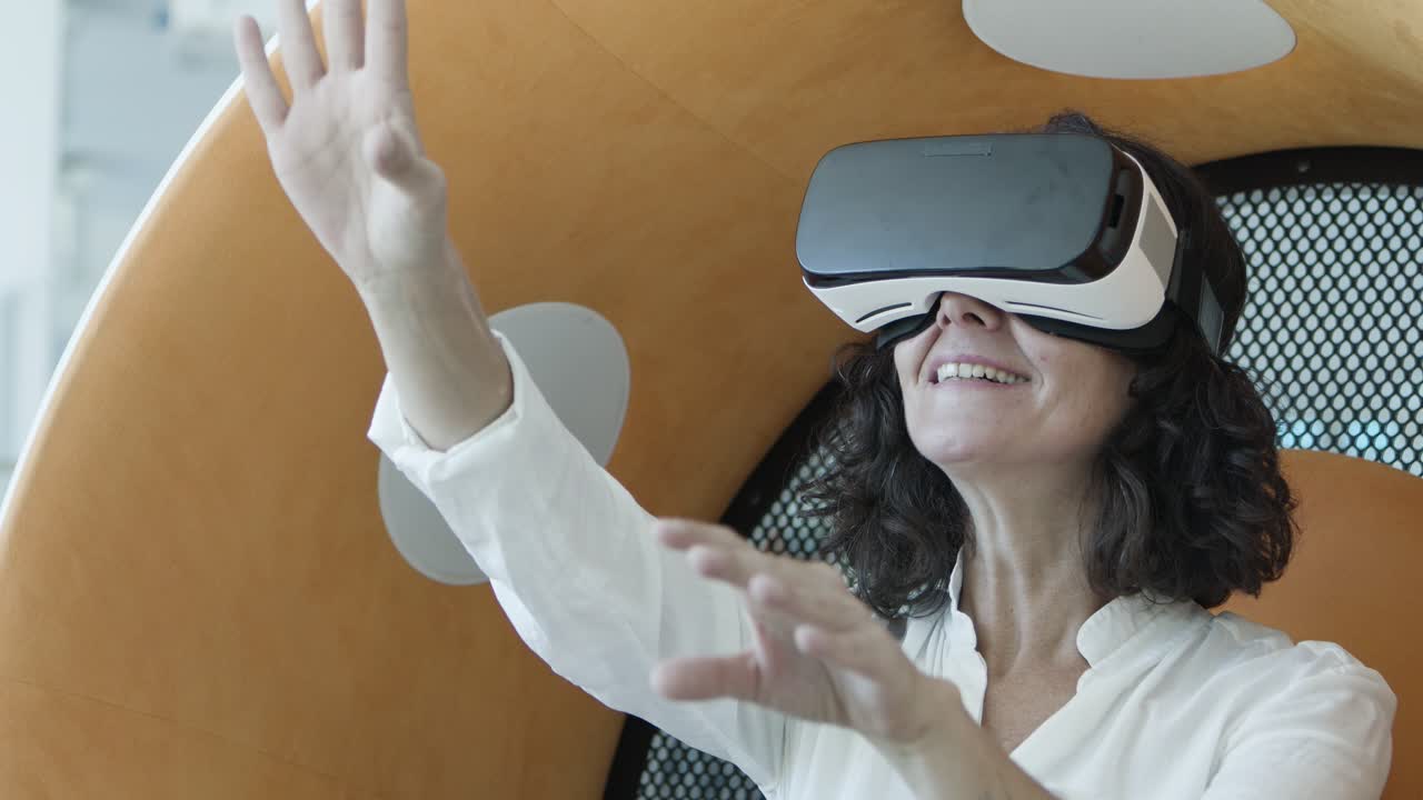 mujer sonriente en auriculares vr