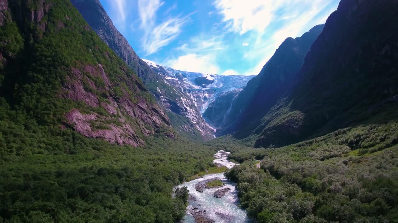 la hermosa naturaleza noruega del glaciar kjenndalsbreen.
