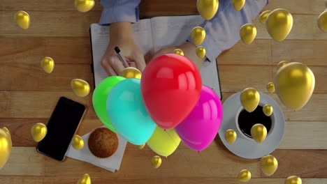 animación de globos sobre escritura de mujer caucásica y teléfono inteligente
