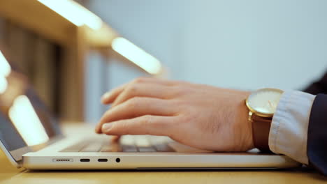 vista de cerca de un hombre caucásico con las manos en el teclado de una computadora portátil, trabajador independiente que trabaja en línea. trabajador de oficina de negocios estadounidense escribiendo y enviando mensajes en chat de trabajo, comunicación a distancia