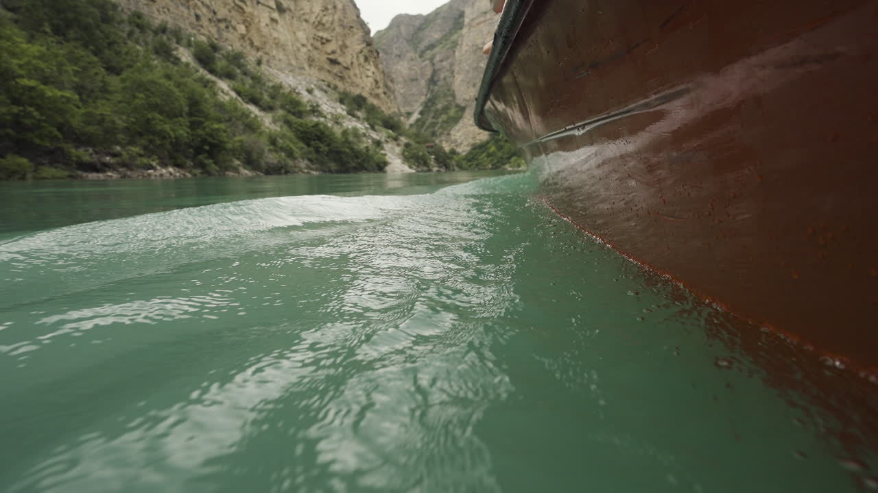 산의 강에서 보트