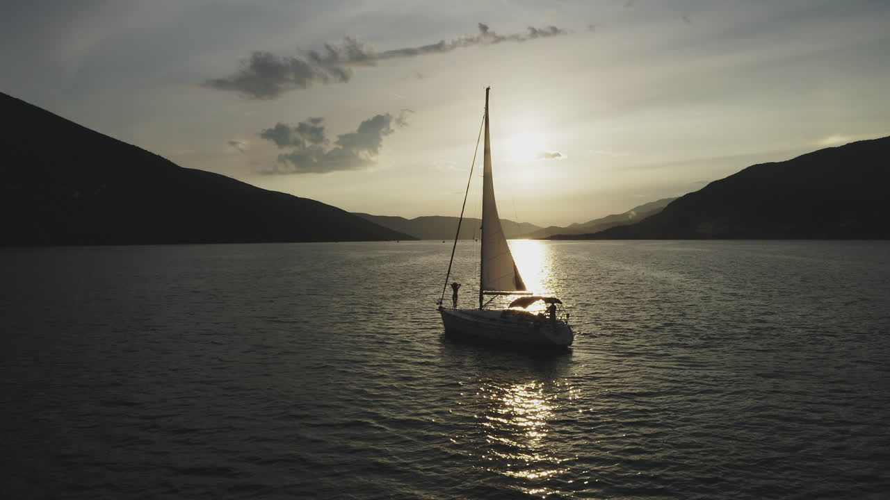 Yacht a vela al tramonto