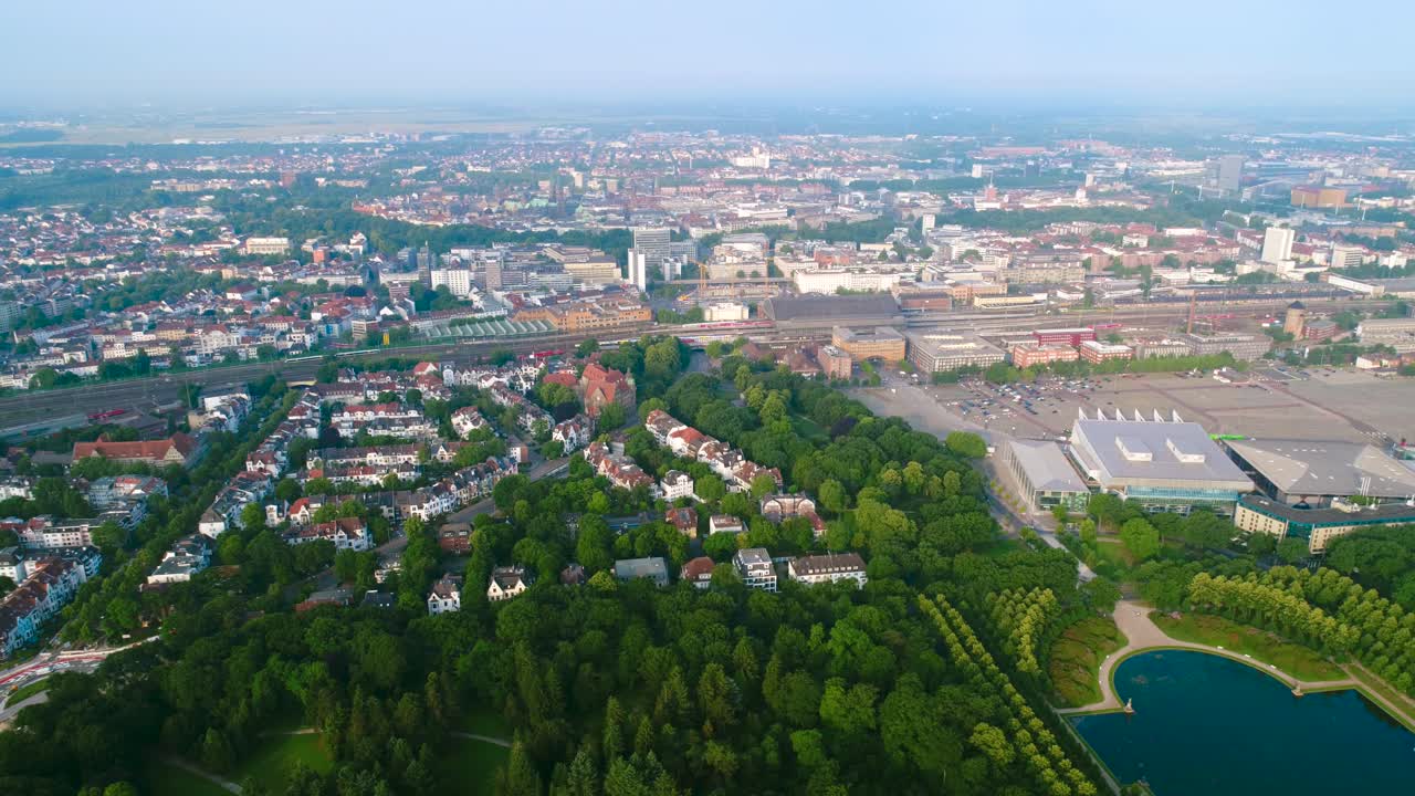 브레멘 시의 항공 fpv 드론 영상 브레멘은 독일 북부 지역의 주요 문화 및 경제 중심지입니다.