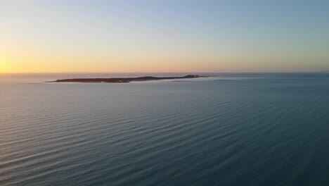 Vista-Aérea-De-Toda-La-Isla-De-Las-Palomas-De-La-Bandada-Durante-El-Atardecer-Dorado-En-Qld,-Australia