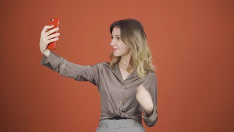 Mujer-Joven-Haciendo-Una-Videollamada-Por-Teléfono.