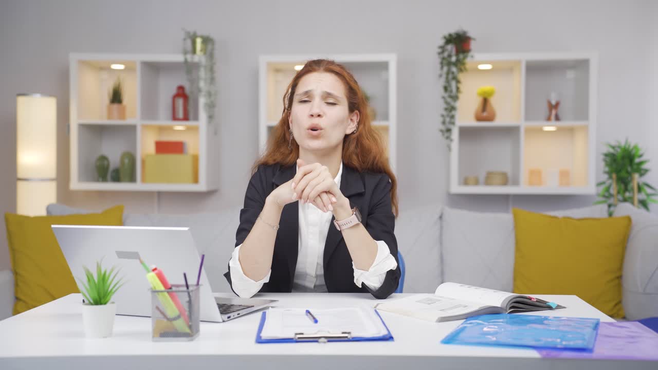 홈 오피스 워커 여성은 거부하고 받아들이지 않습니다.