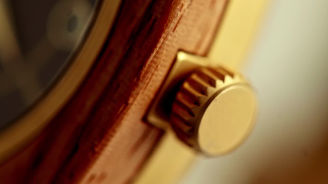 Primo piano di un orologio di lusso con cassa dorata, che ne evidenzia l'eleganza.