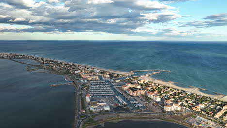 Toma-Aérea-De-La-Hora-Dorada:-Frontignan,-Una-Joya-Costera-Con-Una-Próspera-Industria-Vitivinícola