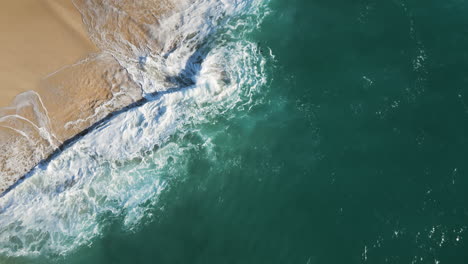 Wellen-Krachen-Am-Strand-Von-Ke-Iki,-Nord-Oahu