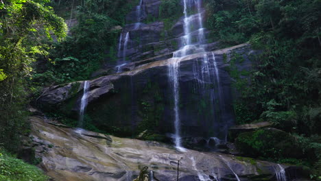 Cascada-En-Medio-Del-Bosque-Atlántico