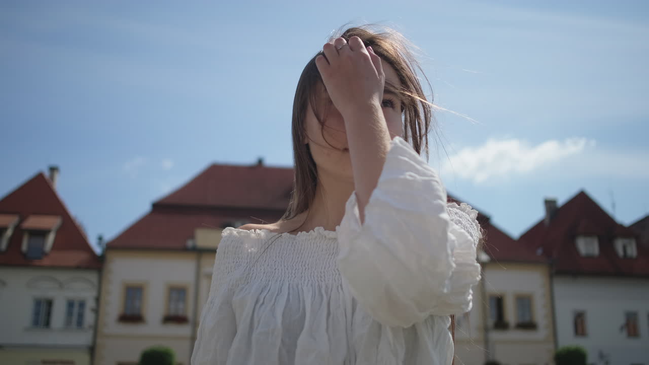 야외에서  드레스를 입은 젊은 여성